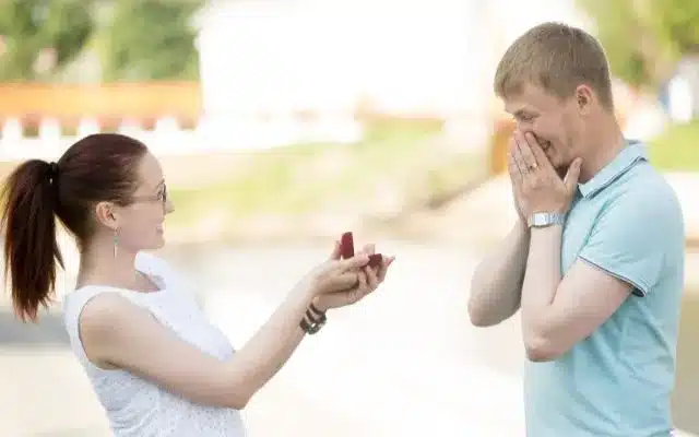 woman proposing to man
